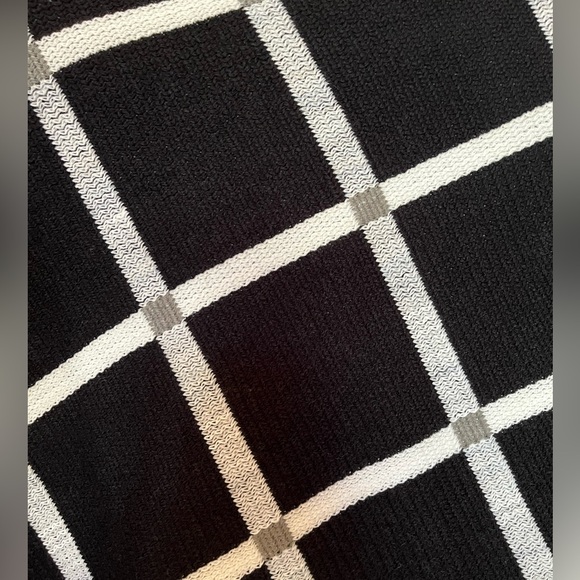 Crosstree Lane black and white shawl. - Picture 6 of 6